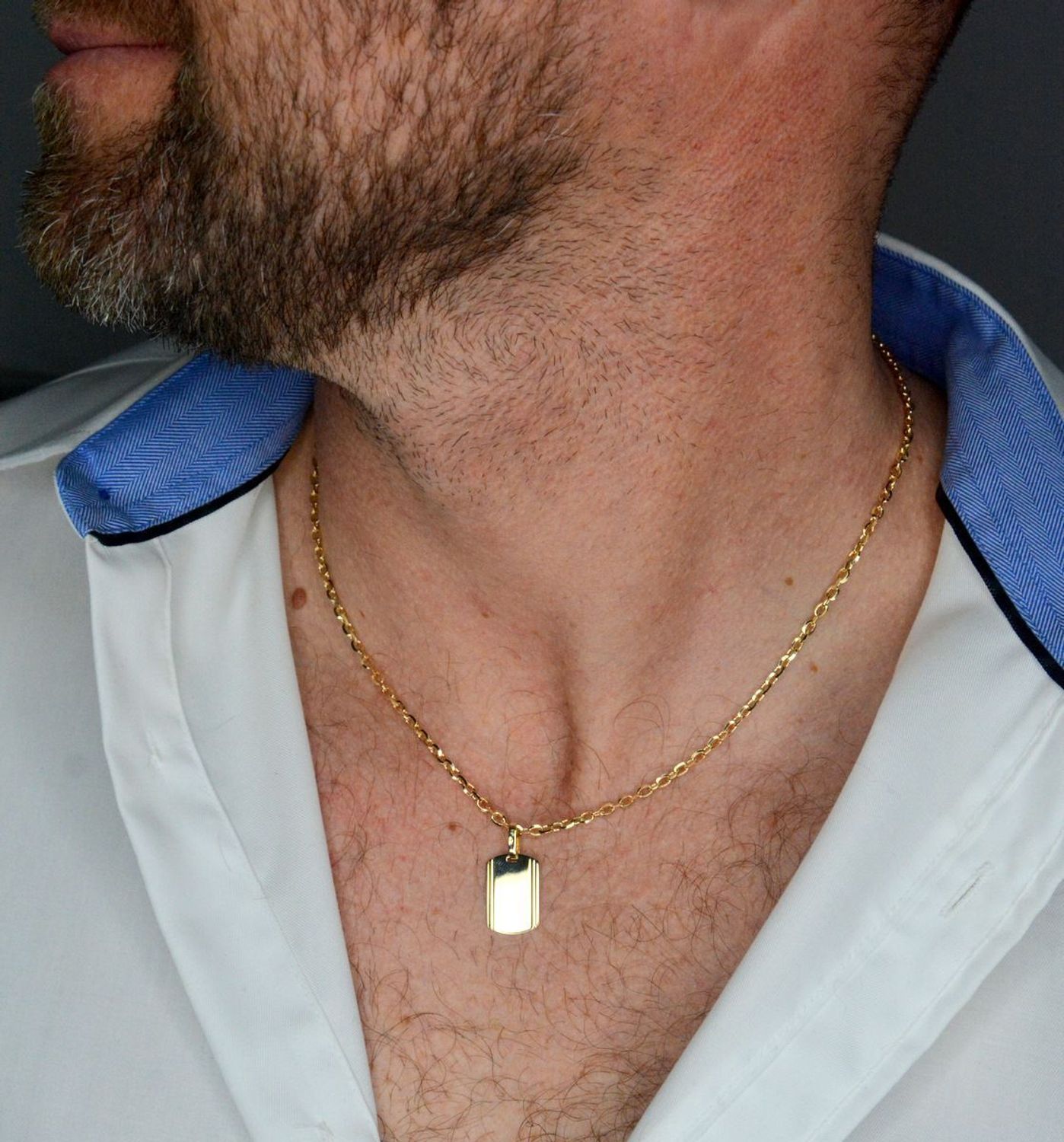 Złota zawieszka 375 gładka blaszka nieśmiertelnik ZA 6387 375 Wisiorek został wykonany z wysokiej jakości złota próby 375. Złoto to jeden z najpopularniejszych kruszców, cenione przez kobiety na całym świecie 1.jpg